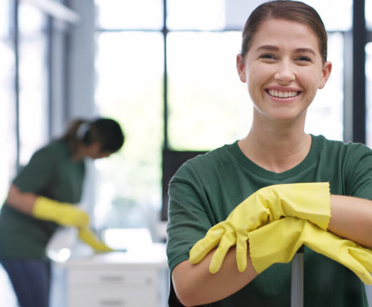 Subrogación laboral al cambiar de empresa de limpieza: qué heredas y qué puedes cambiar